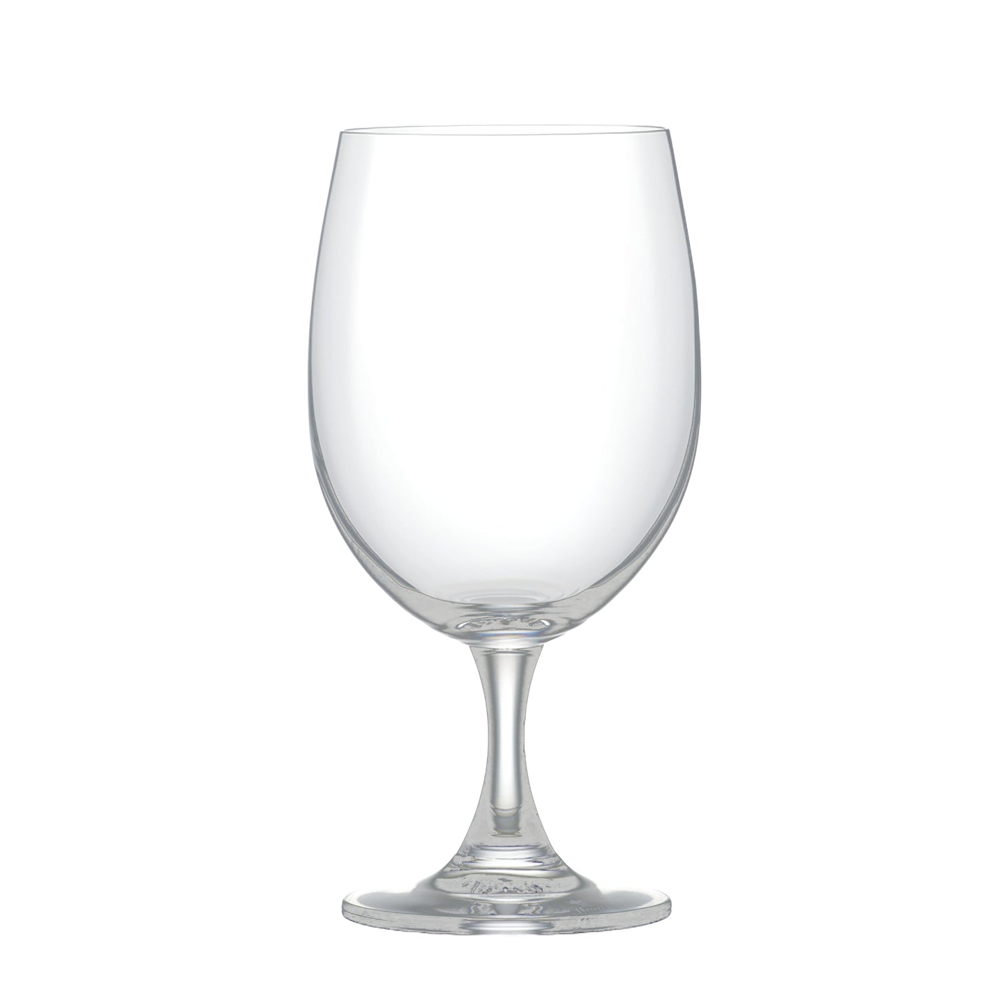 Set di 6 calici a gambo corto per acqua o vino in vetro cristallino. Capacità: 425 ml. Dimensioni: Ø 8 x h 17 cm. Lavabili in lavastoviglie. In negozio e online su tuttochic.it