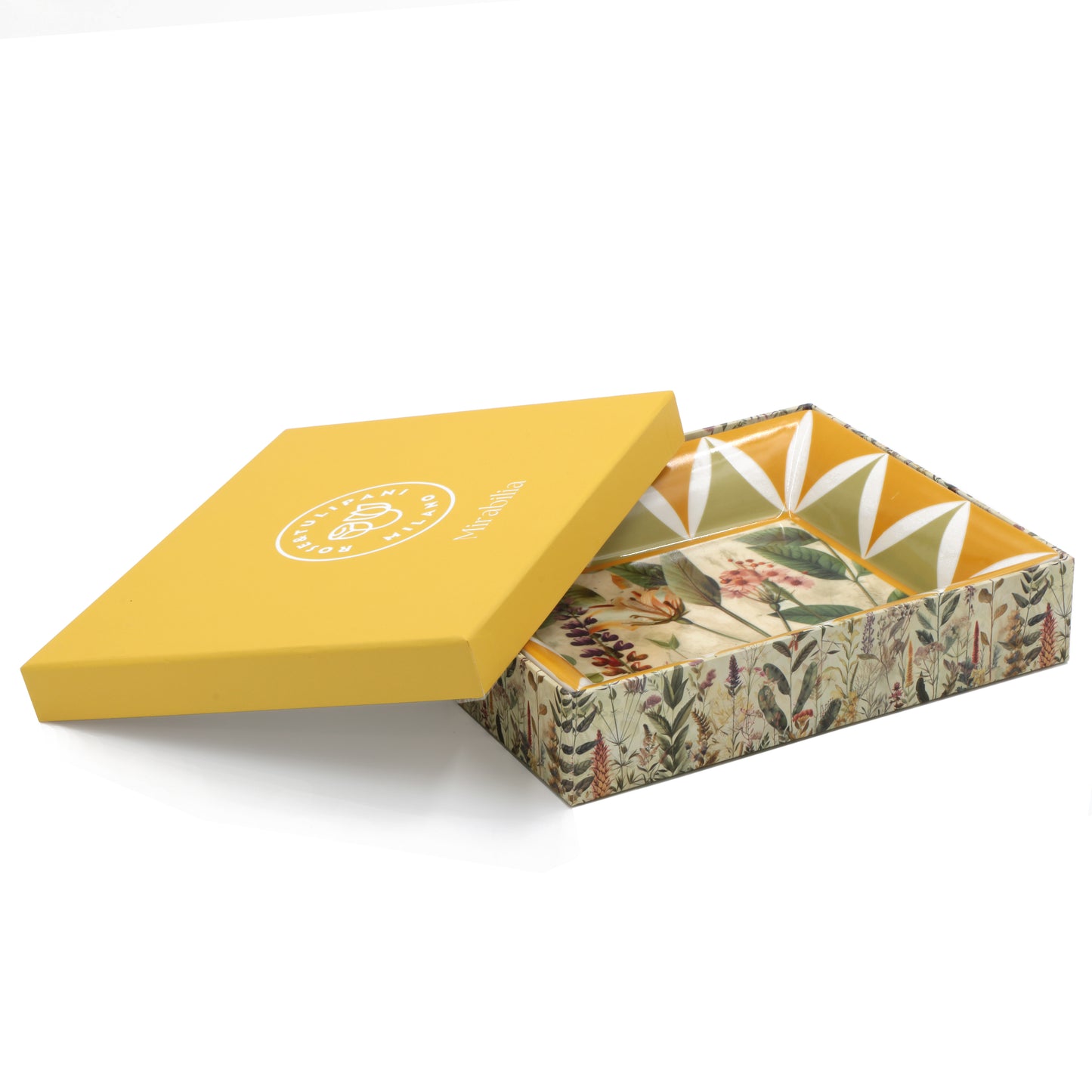 Eleva il tuo spazio con l'elegante svuotatasche MIRABILIA in porcellana decorata. Dimensioni: cm 16 x 19,5 x h 3,5. In negozio e online su tuttochic.it