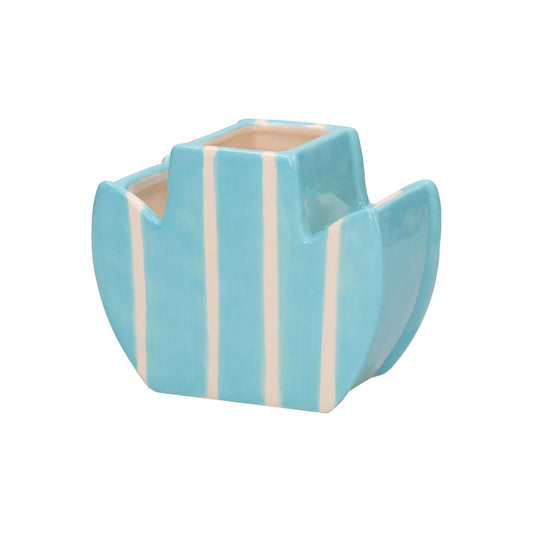Set di 2 vasetti in ceramica decorati a mano. I vasetti possono essere esposti separatamente o sovrapponendo il fiore giallo al vaso celeste. Dimensioni totali: cm 15 x 7 x 22.5 h Prodotto adatto a contenere acqua. In negozio e online su tuttochic.it