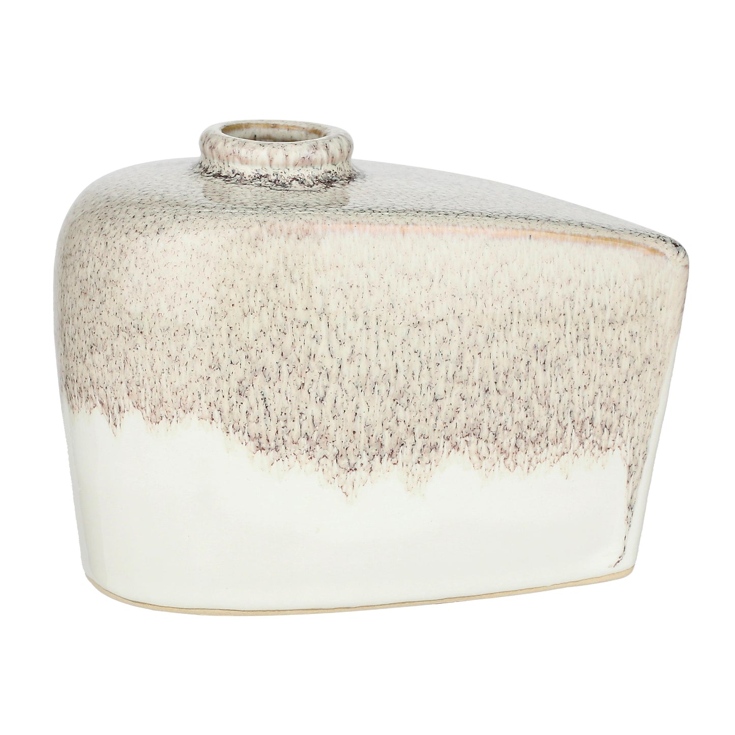 Vaso monofiore in ceramica lavorato con smalto reattivo di colore sabbia. Dimensioni: cm 14.5 x 9 x 11 h La collezione Reagisco si esprime attraverso incontri di colore che ricordano creature, borsette e forme lasciando alla fantasia definire l’oggetto da portare in casa. In negozio e online su tuttochic.it
