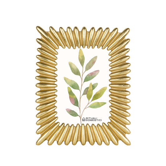 Elegante portafoto in pregiata resina color oro. Disponibile in più misure per foto 15x20 - 13x18 - 10x15. In negozio e online su tuttochic.it