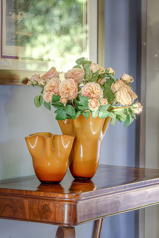 Set vasi Tempo ambra in diverse misure (M e L) per un arredo di design.