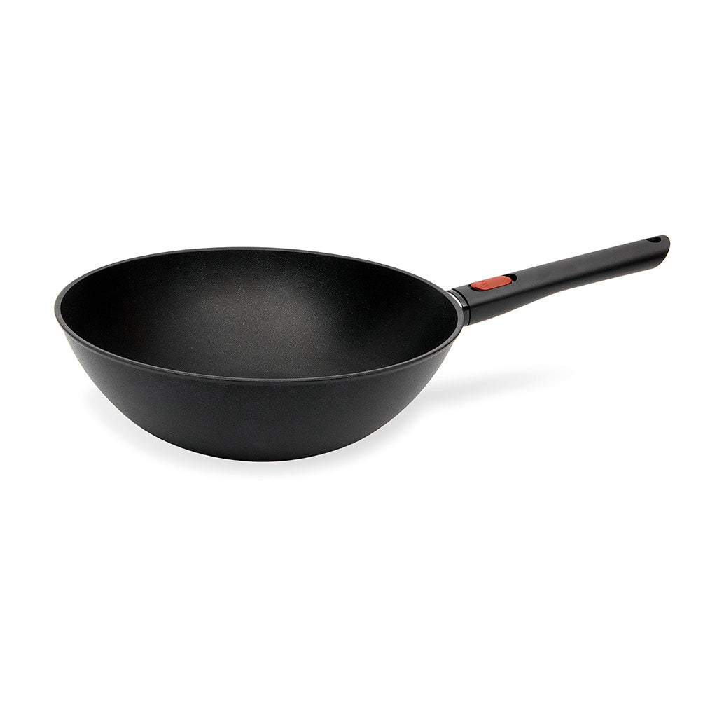 Wok antiaderente in alluminio riciclato facile da maneggiare 35% più leggera delle padelle Diamond Lite, adatta a tutti i tipi di cucine. Il rivestimento antiaderente Saphir è perfetto per cucinare senza grassi, manico removibile. Lavabile in lavastoviglie • Dimensioni: Ø 30 x 10 cm. In negozio e online su tuttochic.it