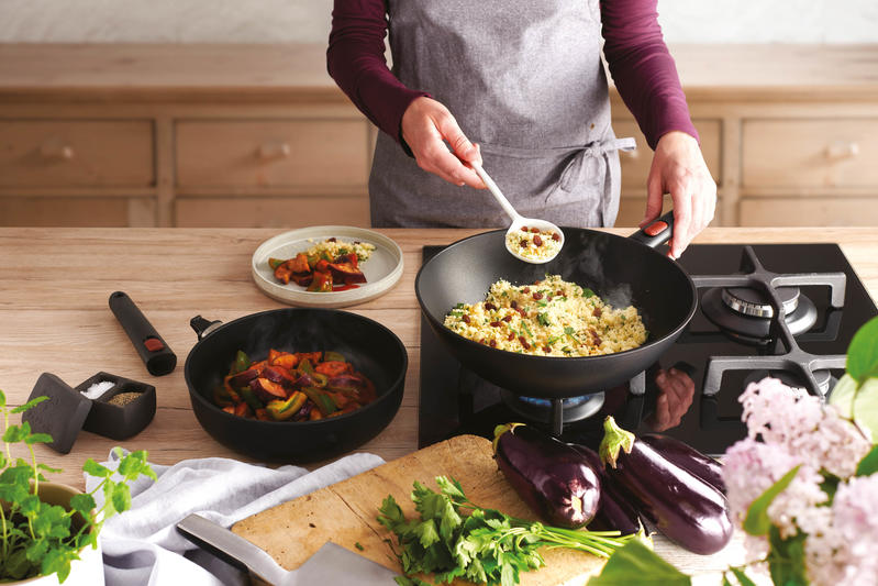 Wok antiaderente in alluminio riciclato facile da maneggiare 35% più leggera delle padelle Diamond Lite, adatta a tutti i tipi di cucine. Il rivestimento antiaderente Saphir è perfetto per cucinare senza grassi, manico removibile. Lavabile in lavastoviglie • Dimensioni: Ø 30 x 10 cm. In negozio e online su tuttochic.it
