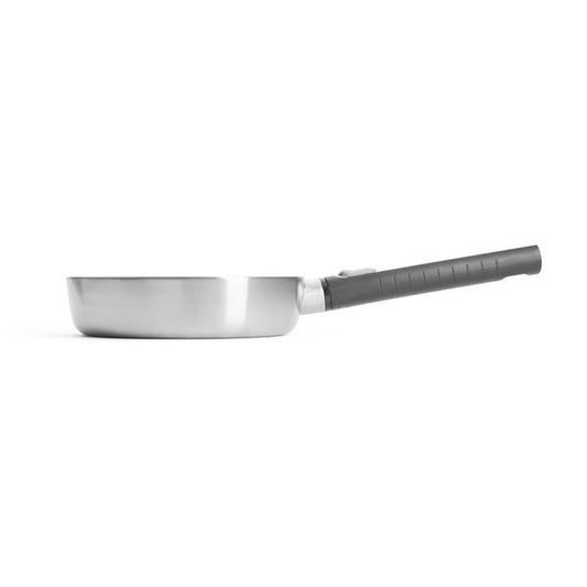 Profilo laterale della padella bassa Woll Logic Steel da 20 cm con manico ergonomico rimovibile nero su sfondo bianco.