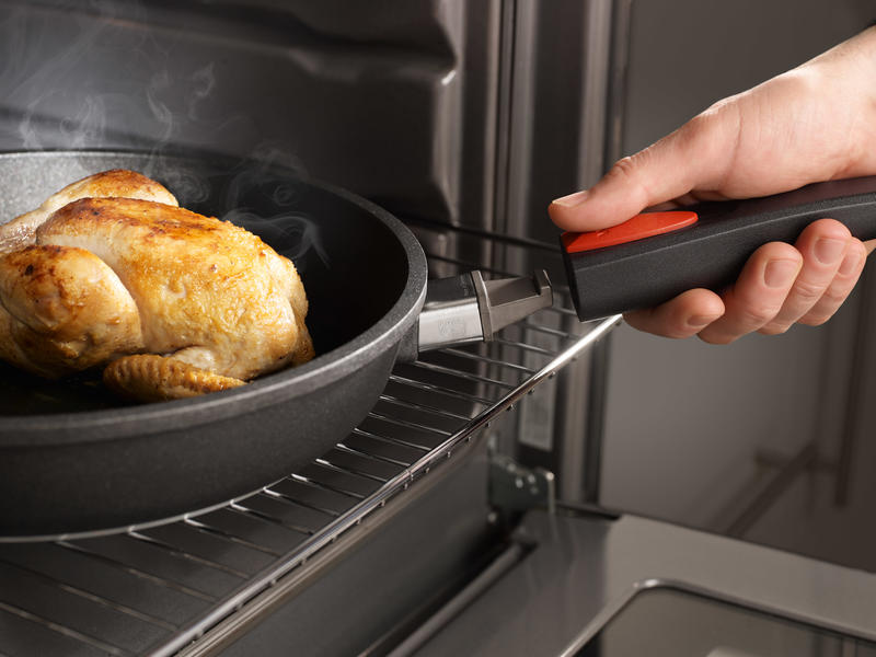 Wok antiaderente in alluminio riciclato facile da maneggiare 35% più leggera delle padelle Diamond Lite, adatta a tutti i tipi di cucine. Il rivestimento antiaderente Saphir è perfetto per cucinare senza grassi, manico removibile. Lavabile in lavastoviglie • Dimensioni: Ø 30 x 10 cm. In negozio e online su tuttochic.it