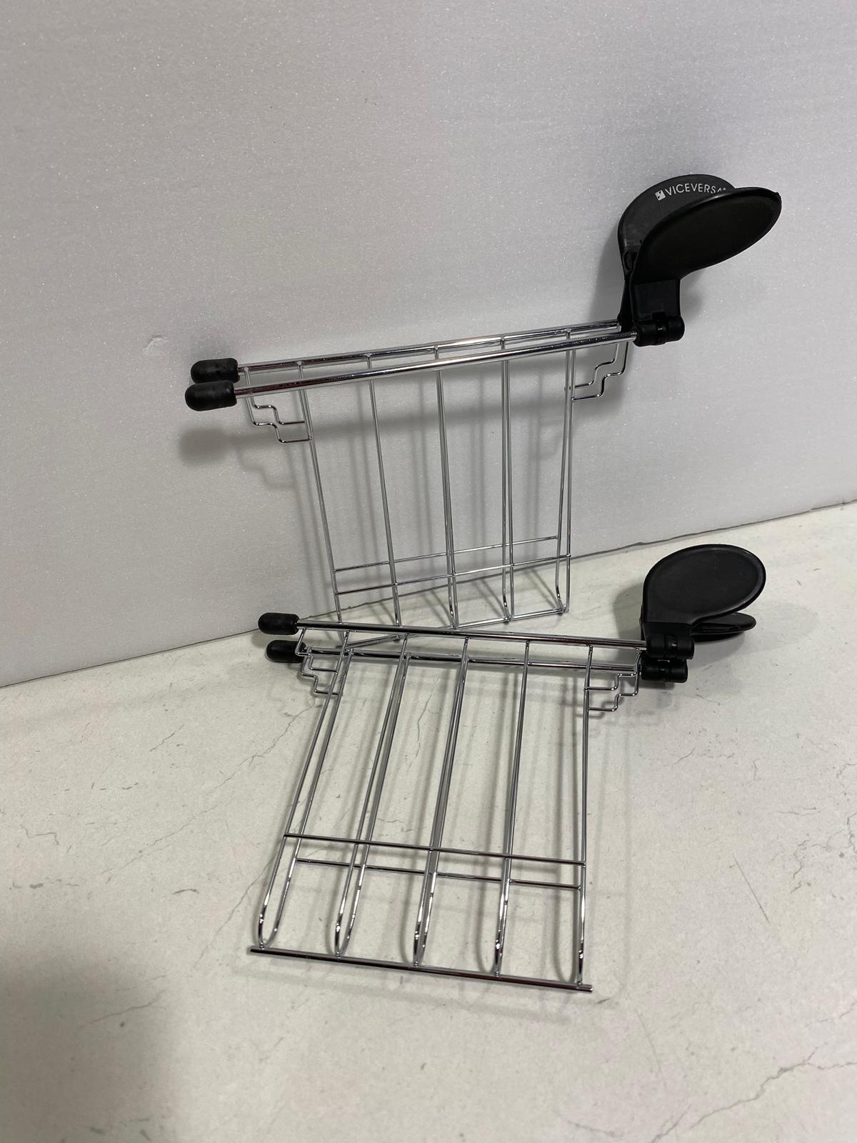 Pinze in metallo con manopole resistenti al calore. Dimensioni singola pinza che và all'interno del tostapane: cm 14 x 13 h. In negozio e online su tuttochic.it