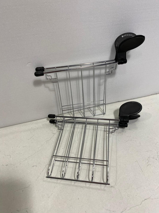 Pinze in metallo con manopole resistenti al calore. Dimensioni singola pinza che và all'interno del tostapane: cm 14 x 13 h. In negozio e online su tuttochic.it