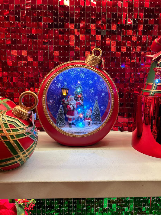 Elemento realizzato da quadratini in plastica di colore rosso lucido effetto metallo.. Ogni elemento misura cm 30 x 30 Unendo più pezzi tra loro si realizzano tende come sfondo scenografico. Materiali: polybag - plastica - pet. In negozio e online su tuttochic.it