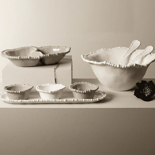 Insalatiera 20 cm in melamina di colore bianco dell'innovativa collezione Joke. Tonalità pastello e caratteristico bordo rivestito di micro sfere ornamentali fanno della linea in melamina un ottimo alleato per la tavola. Lavabile in Lavastoviglie. No microonde Dimensioni: Ø 20 cm. In negozio e online su tuttochic.it