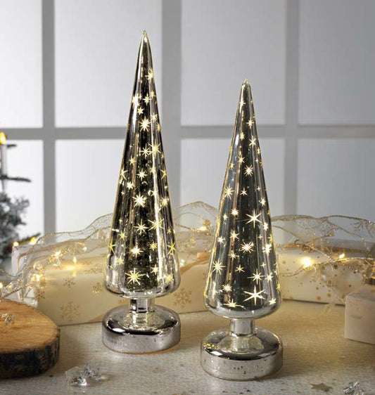 Realizzato in vetro color argento lucido con decoro stelline. Dimensioni: cm 9x30 h. Funziona con 3 batterie stilo incluse. In negozio e online su tuttochic.it