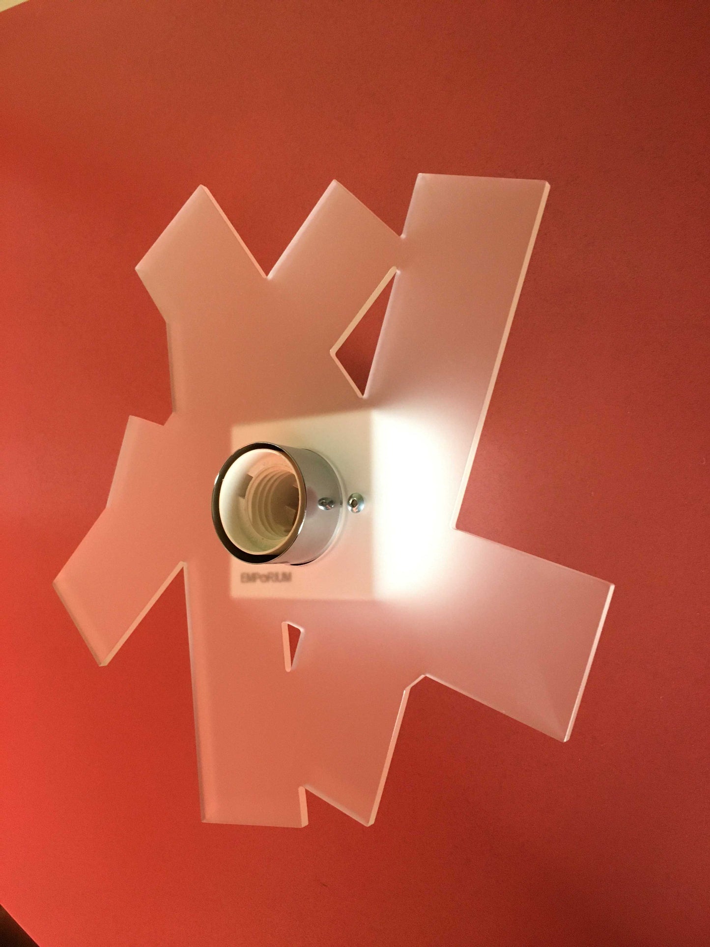 Applique in metacrilato bianco satinato con supporto in metallo verniciato bianco e particolari in metallo cromato. Si può applicare qualsiasi lampadina con attacco filettato E 27 (non inclusa). Dimensioni: cm 26 x 26 x 8,5. In negozio e online su tuttochic.it