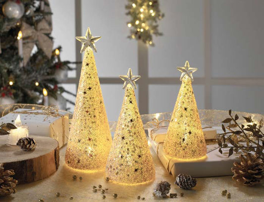 Questo abete di vetro è decorato con granellini e glitter e illuminato da luci led Dimensioni: cm 7 x 16 h. In negozio e online su tuttochic.it