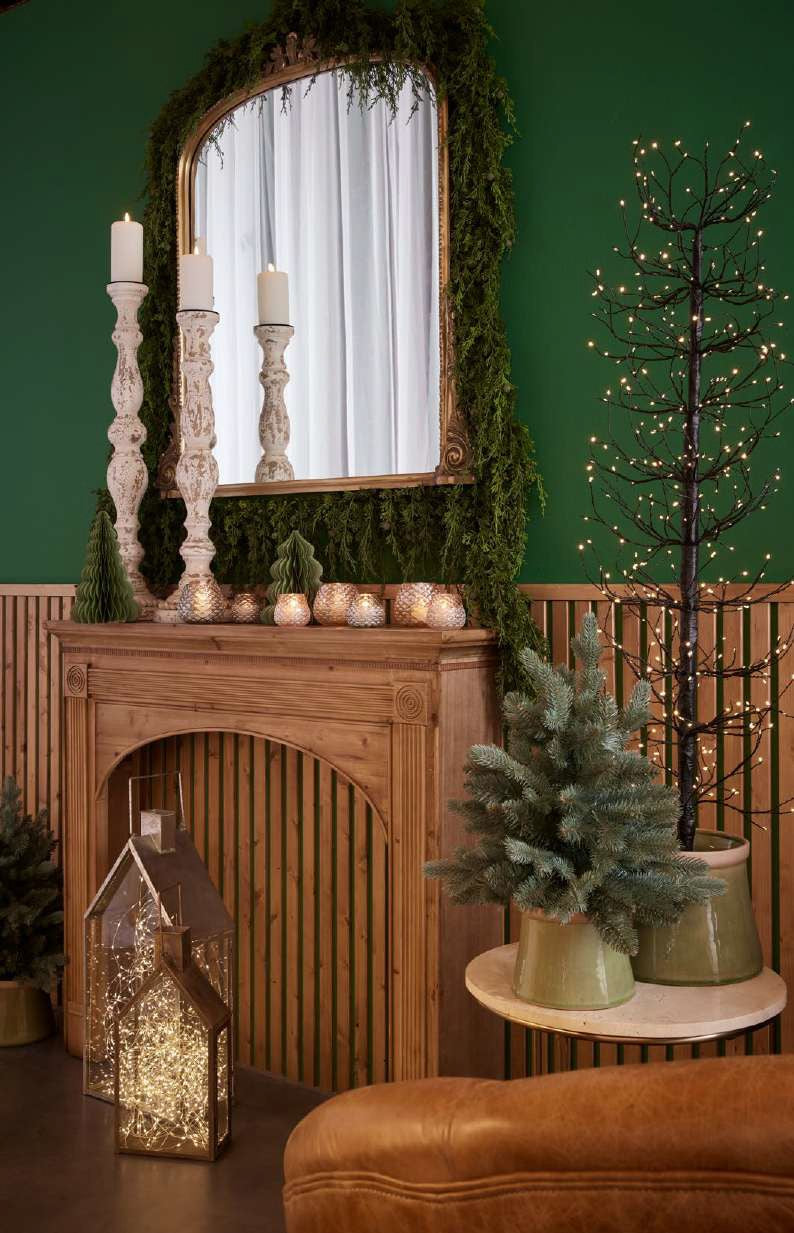 Albero in metallo con base di colore nero,, 400 led da 2.2 mm, alto cm 120, diametro cm 40. Uso interno ed esterno (non direttamente alle intemperie)Input/alimentazione: 220 V - AC. 50-60Hz -24 VDC potenza 24V 6WGrado protezione IP44 Lunghezza cavo 5 metri Base cm 18 x 18 Smontabile. In negozio e online su tuttochic.it