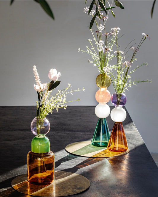 Vaso monofiore in vetro borosilicato. Più che vasi, sembrano piccole sculture in vetro dal design originale e contemporaneo, che regalano a ogni stanza personalità e luce. Alchimia è un omaggio retrò agli alambicchi. Dimensioni: cm Ø 10.5 x 26.5 h. In negozio e online su tuttochic.it