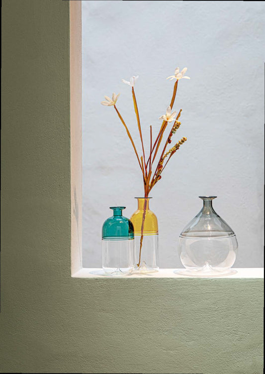 Delicato ed esclusivo, il Vaso monofiore giallo cm 14 della collezione "Ametà" di Rituali Domestici è realizzato in pregiato vetro soffiato borosilicato. Con la sua eleganza senza tempo, questo vaso aggiungerà un tocco di lusso e stile alla tua casa. Dimensioni: Ø 12 x 14.5 h cm. In negozio e online su tuttochic.it