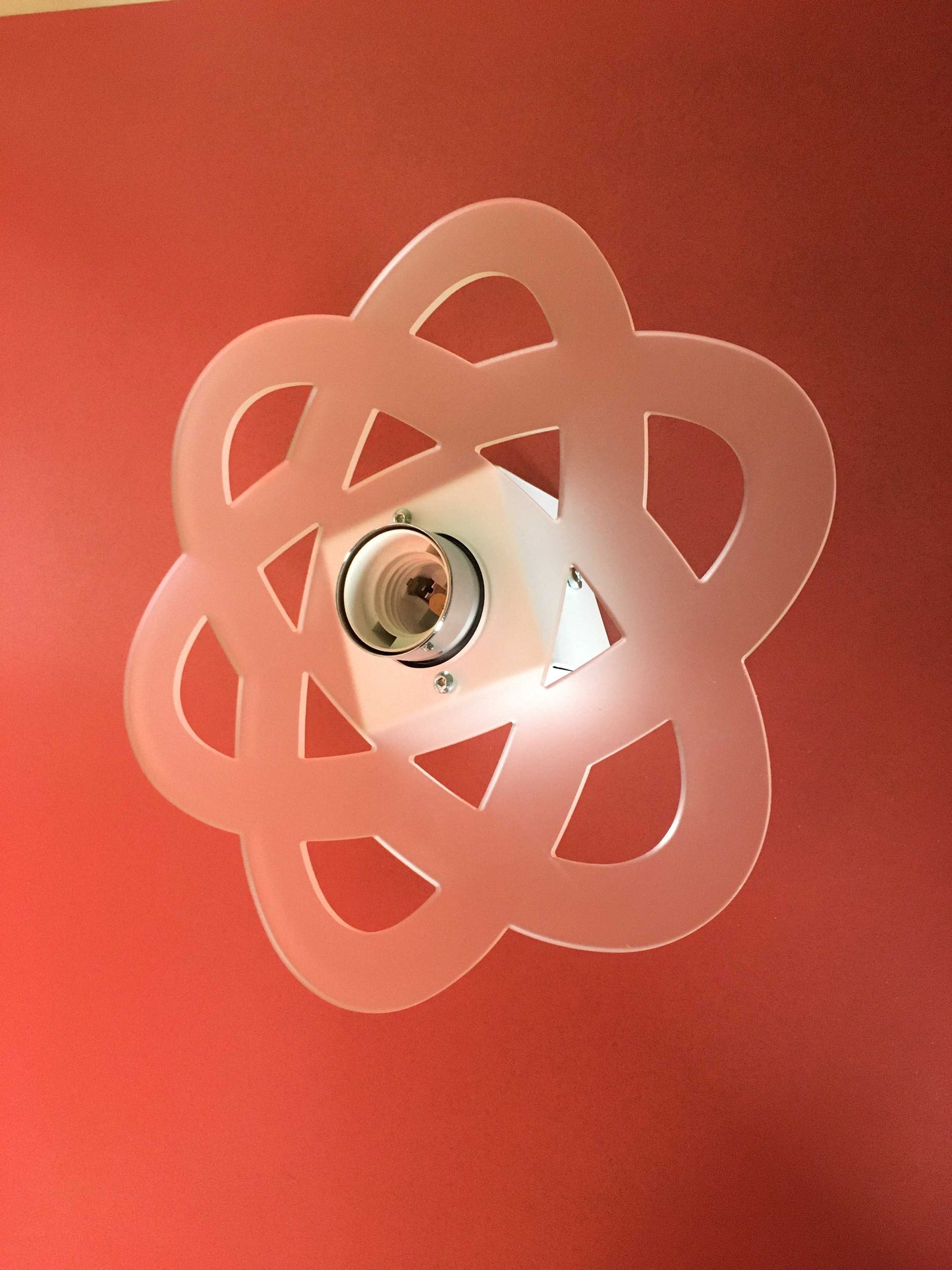 Applique in metacrilato bianco satinato con supporto in metallo verniciato bianco e particolari in metallo cromato. Si può applicare qualsiasi lampadina con attacco filettato E 27 (non inclusa). Dimensioni: cm 26 x 26 x 8,5. In negozio e online su tuttochic.it