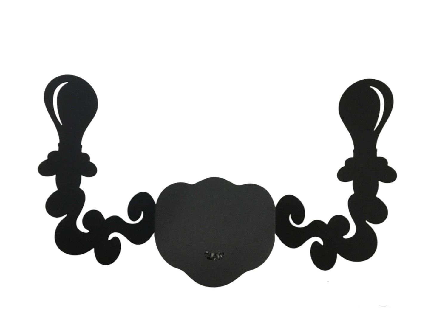 Appendiabiti da parete in metallo che raffigura un applique con due ganci laterali a forma di lumetti. Dimensione: 35 x 24 H (massimo ingombro)Materiale: ferro verniciato a polvere epossidica di colore grigio nero goffrato. In negozio e online su tuttochic.it