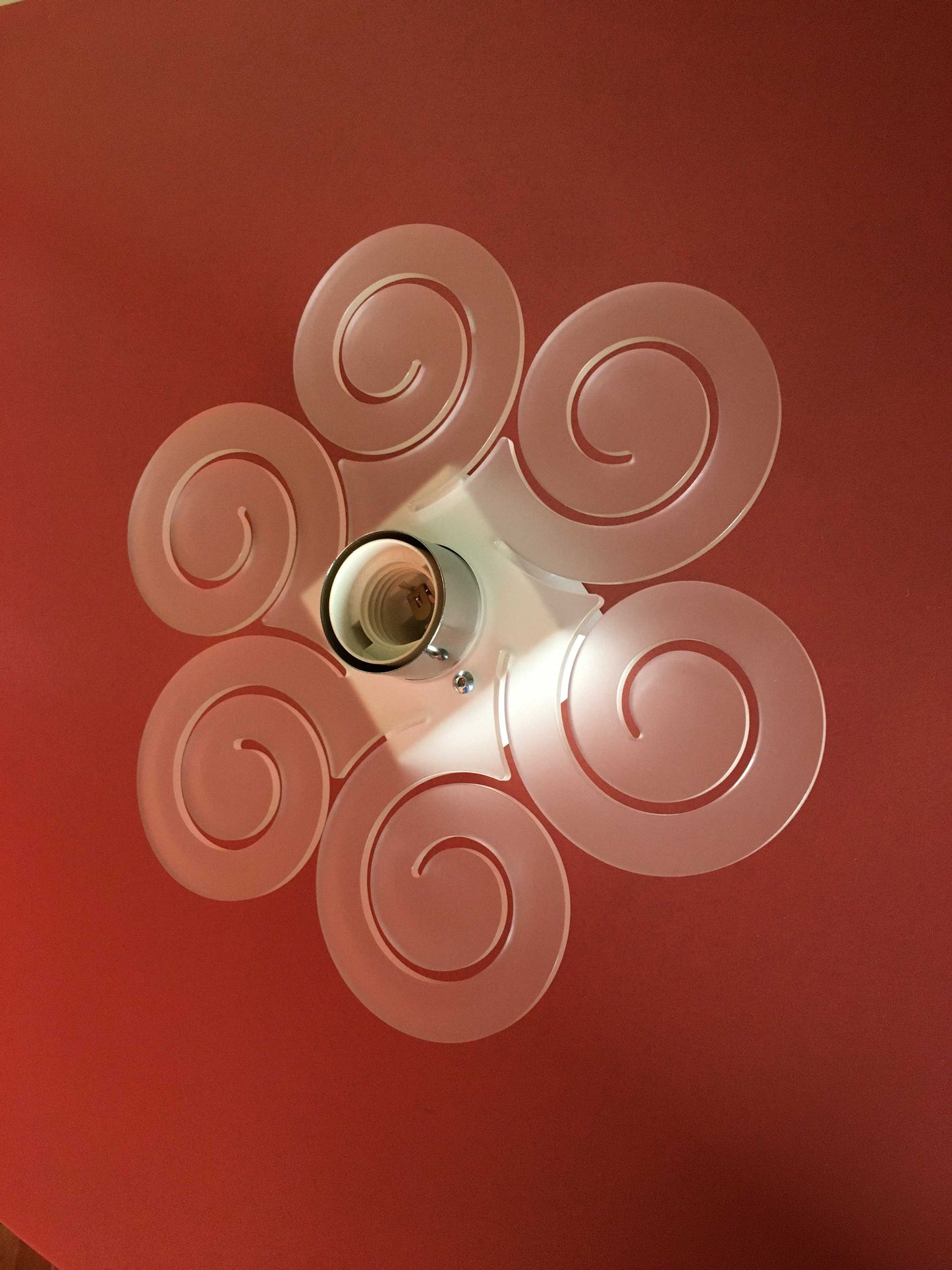 Applique in metacrilato bianco satinato con supporto in metallo verniciato bianco e particolari in metallo cromato. Si può applicare qualsiasi lampadina con attacco filettato E 27 (non inclusa). Dimensioni: cm 26 x 26 x 8,5. In negozio e online su tuttochic.it