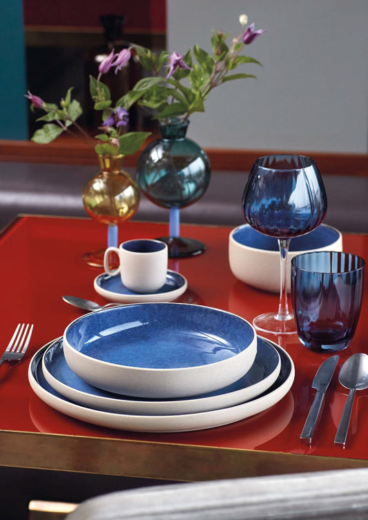 Set 6 piatti fondi Arpeggio Blu in gres. L'elegante contrasto tra finitura lucida interna e quella opaca esterna. Ø 21 cm. In negozio e online su tuttochic.it