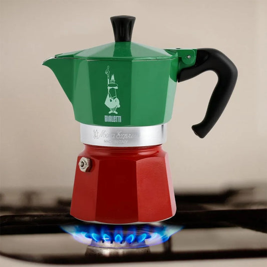 Caffettiera in alluminio da 6 tazze in alluminio Non idonea all'uso su piastra induzione Non lavabile in lavastoviglie Diametro base caldaia: 72 mm Altezza: 155 mm Capacità: 130 ml -La versione Tricolore vuole celebrare nei suoi colori, il rito italiano di preparare un buon caffè. In negozio e online su tuttochic.it
