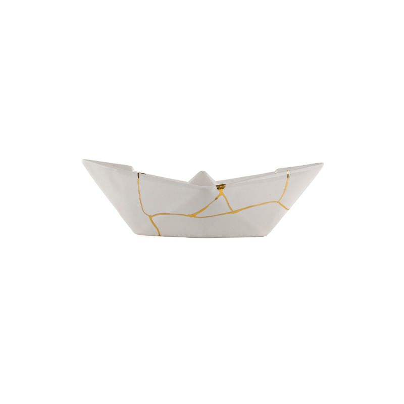 La Barchetta Origami Kintsugi in ceramica può essere utilizzata come portaoggetti, svuotatasche o fermacarte, Dimensioni: cm 21 x 9 x h 7. In negozio e online su tuttochic.it