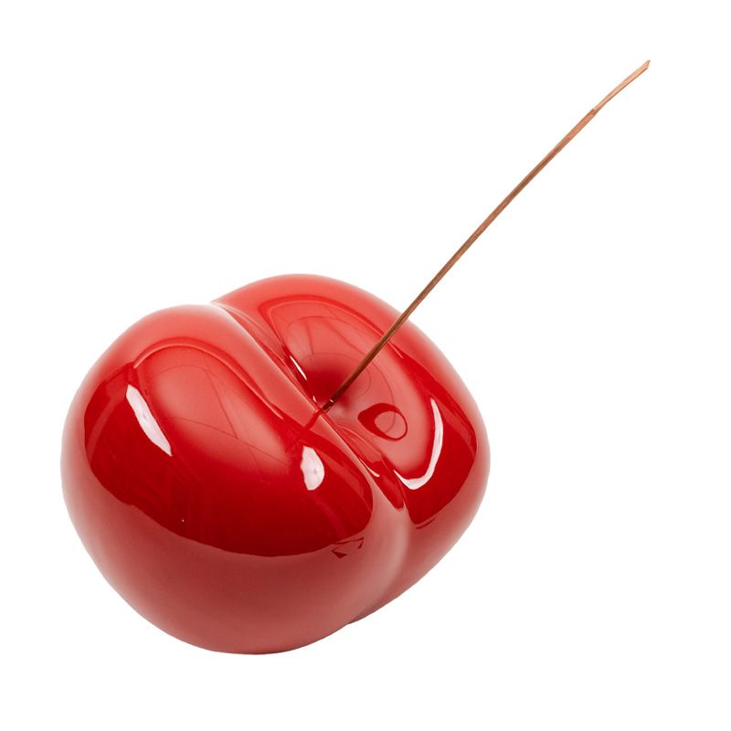 Ciliegia in ceramica di colore rosso cangiante è un'opera d'arte realizzata a mano in Italia con smalti atossici. La Gegia può essere appesa alla parete o utilizzata come soprammobile. In negozio e online su tuttochic.it