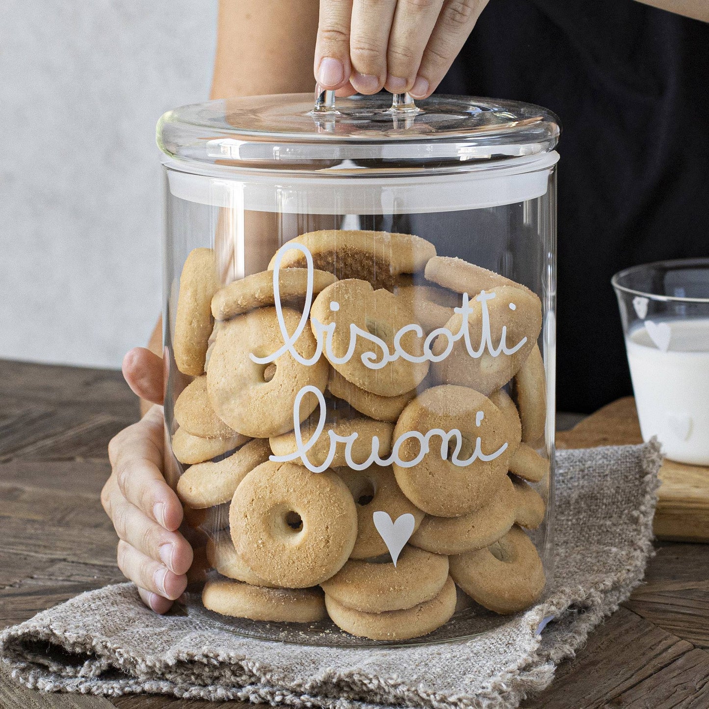 La Biscottiera "biscotti buoni" di Simple Day è elegante e funzionale, realizzata in pregiato vetro borosilicato trasparente con guarnizione ermetica per mantenere i biscotti freschi e croccanti. In negozio e online su tuttochic.it