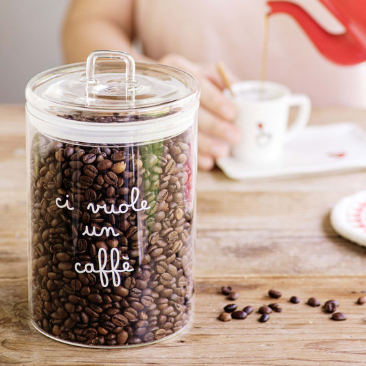Il barattolo di vetro borosilicato trasparente con la scritta "ci vuole un caffè" Dimensioni: ø 12 x h 20 cm. In negozio e online su tuttochic.it