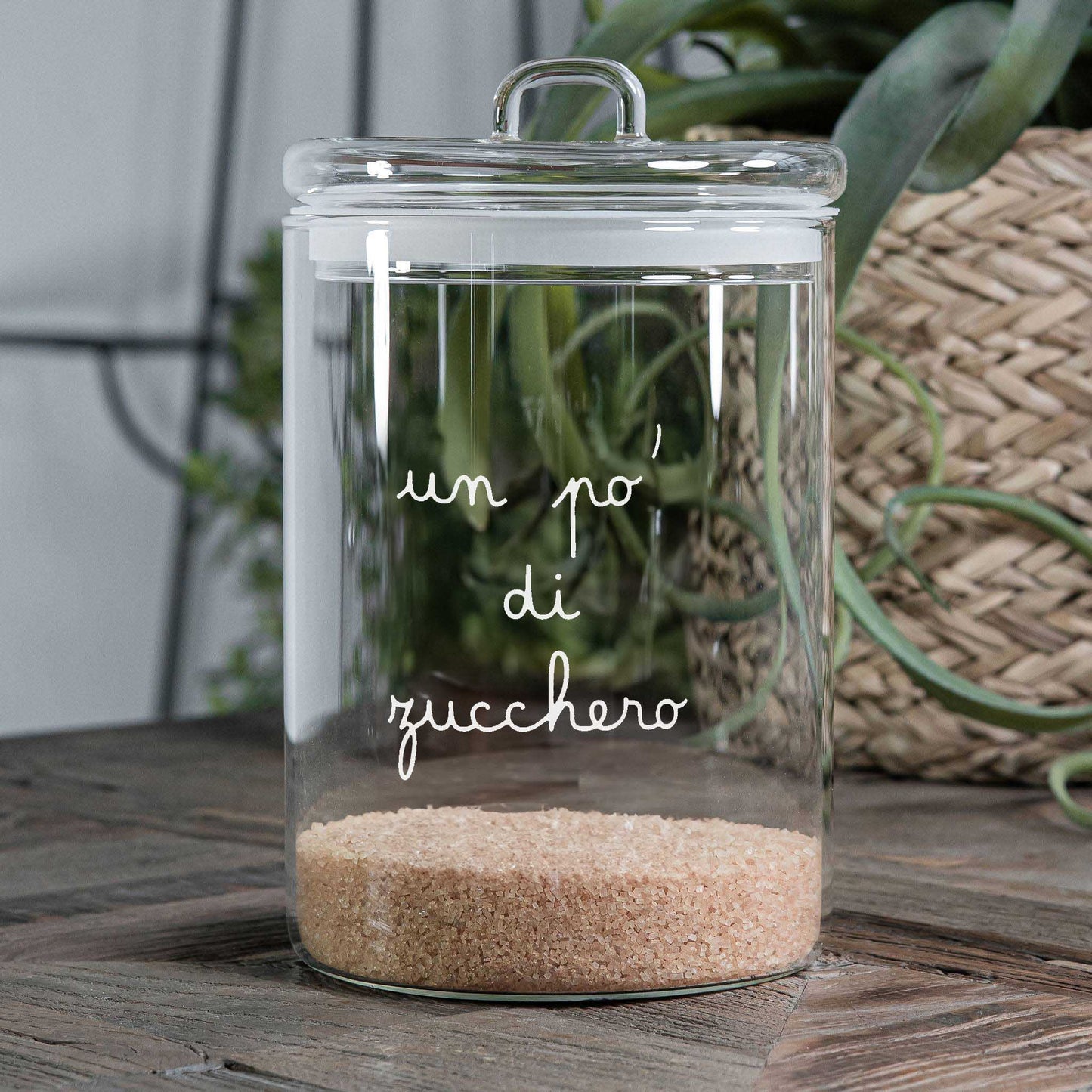 Barattolo è realizzato in vetro borosilicato trasparente, ideale per conservare i tuoi alimenti preferiti in modo sicuro e duraturo. Dimensioni: ø 12 x h 20 cm. In negozio e online su tuttochic.it