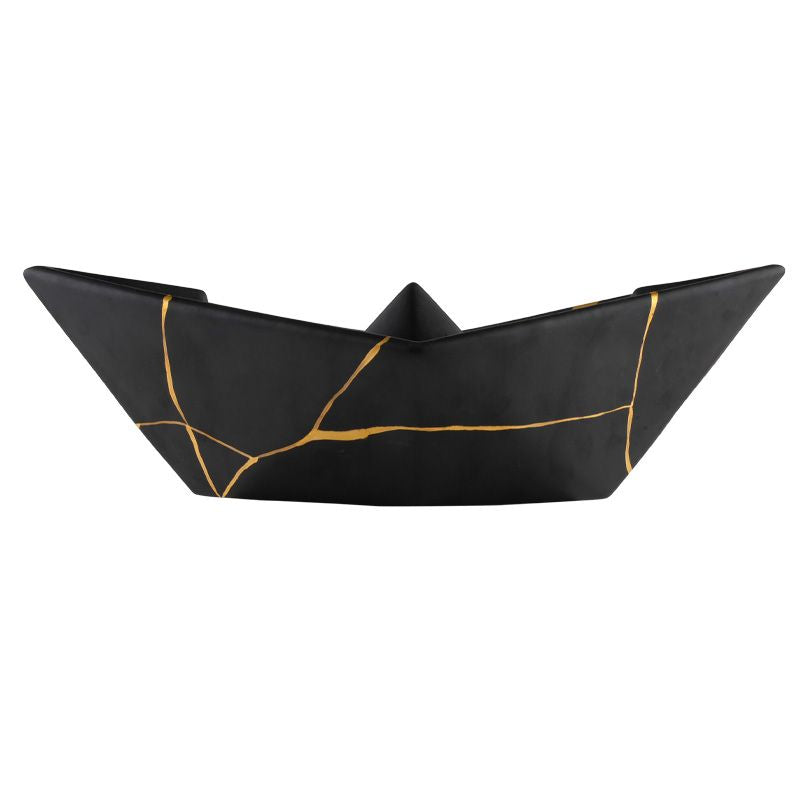 La Barchetta Origami Kintsugi in ceramica può essere utilizzata come portaoggetti, svuotatasche o fermacarte, Dimensioni: cm 42 x 17 x h 12. In negozio e online su tuttochic.it