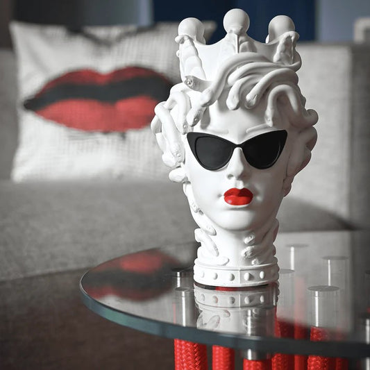 Testa Decorativa in poliresina, La vipera incarna lo spirito delle persone che si muovono con furbizia e che hanno un’intelligenza acuta. Dedicato ai giocatori, agli strateghi e a coloro che amano l’arte del sottinteso. Dimensioni: Ø 27 cm / h 25,5 cm. In negozio e online su tuttochic.it