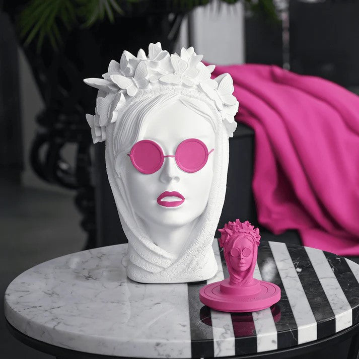 Testa Decorativa La stilosa, incarna l’eleganza e lo stile delle persone che amano esprimersi attraverso l’abbigliamento e l’arte della moda. Dedicato ai fashionisti, ai trendsetter e a coloro che hanno un occhio di riguardo per il design e la bellezza. Dimensioni: h 25,5 cm. In negozio e online su tuttochic.it