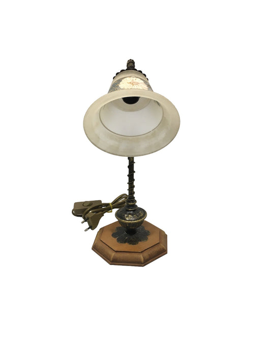 Lampada da tavolo in stile classico con braccetto in metallo di colore bronzo e oro, base in legno di forma ottagonale e coppa in vetro sabbiato decorato a mano, funziona con una lampadina attacco piccolo E14 (non inclusa). Dimensioni: cm 22 x 33 h - base cm 14 x 14. In negozio e online su tuttochic.it