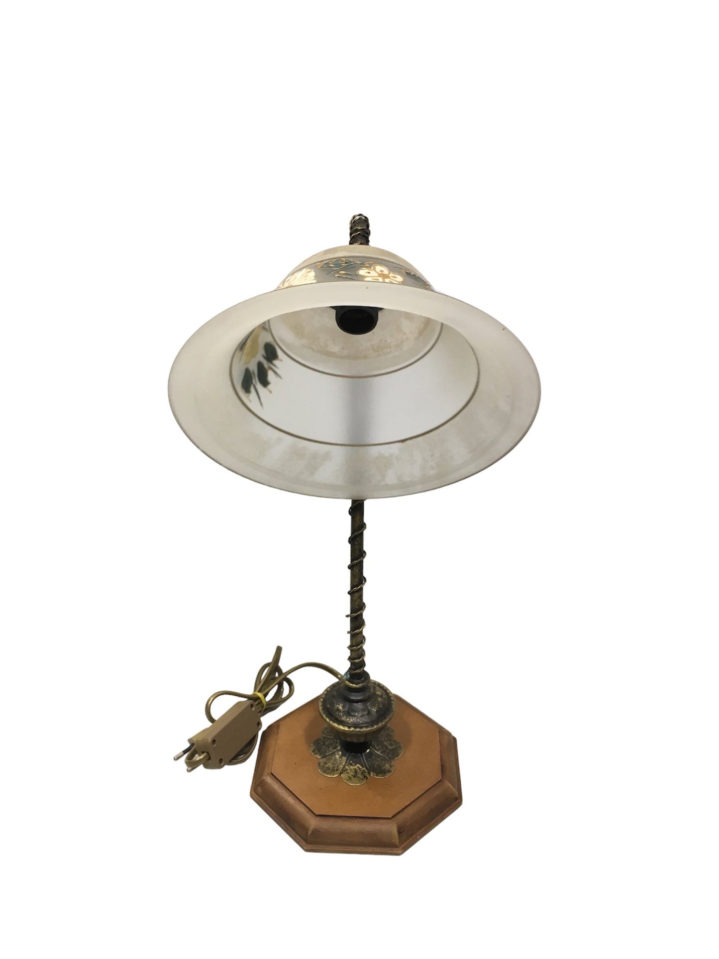 Lampada da tavolo in stile classico con braccetto in metallo di colore bronzo e oro, base in legno di forma ottagonale e coppa in vetro sabbiato decorato a mano, funziona con una lampadina attacco piccolo E14 (non inclusa). Dimensioni: cm 25 x 40,5 h - base cm 16 x 16. In negozio e online su tuttochic.it