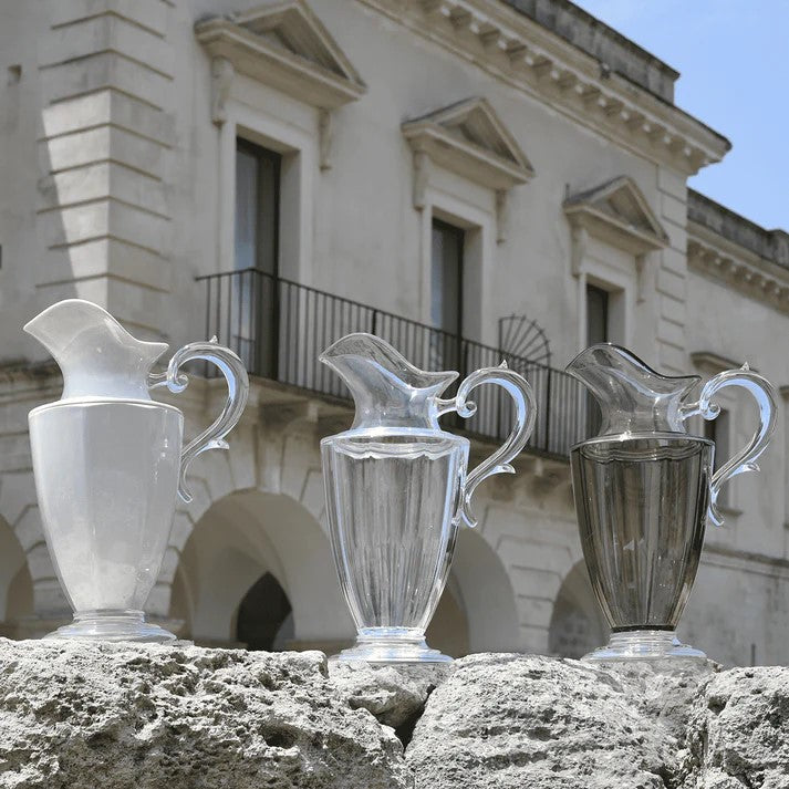 Brocca Elizabeth 1,75 litri in acrilico trasparente della delicata collezione Aqua. Le perfette linee classiche trovano spazio ed espressione in oggetti capaci di coniugare la seduzione di un design raffinato. Dimensioni: Ø 14 cm / h 30,5 cm. Lavabile in Lavastoviglie. No microonde. In negozio e online su tuttochic.it