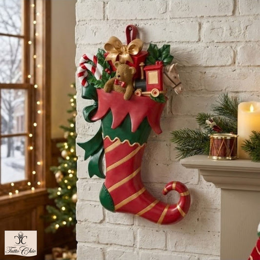 Maxi calza di Natale decorativa da parete Vintage Toys di Nuvole di Stoffa in resina alta 78 cm, a strisce rosse e oro con giocattoli classici, orsetto, trenino e bastoncini di zucchero.
