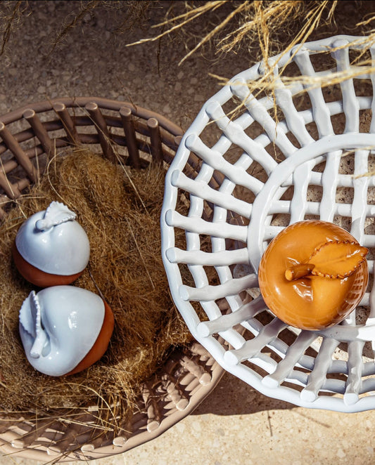 Cestino in porcellana fatto a mano di colore bianco. "Collezione Catturata" di Rituali domestici Dimensioni: 40 x 12 x 8 h cm. In negozio e online su tuttochic.it