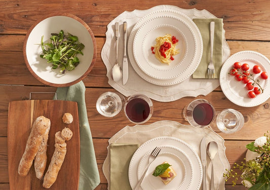 Confezione di 18 piatti da tavola in pregiata porcellana Bone China bianca lavorata composto da: 6 piatti piani ø cm 28, 6 piatti fondi ø cm 20, 6 piatti frutta ø cm 21. Lavabile in lavastoviglie Utilizzabile in microonde Utilizzabile in forno tradizionale. In negozio e online su tuttochic.it