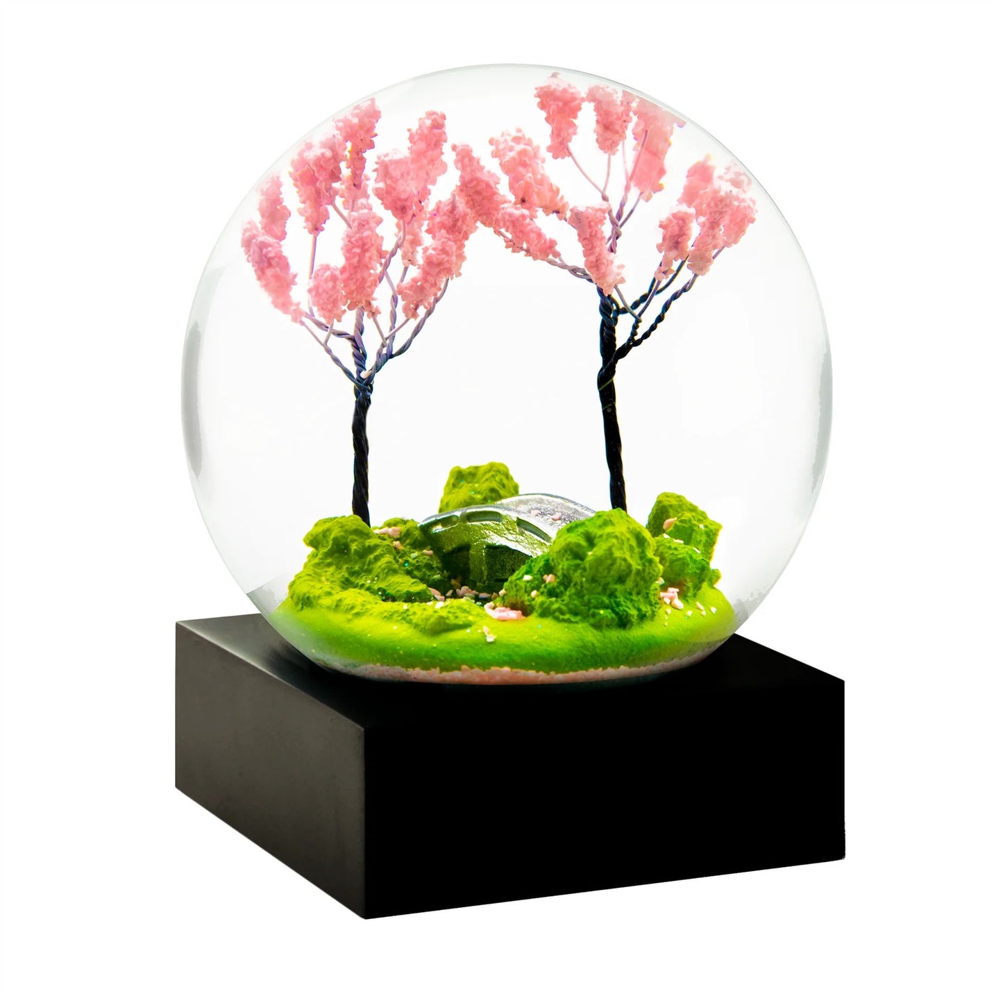 Rilassa la tua mente e regala un tocco di eleganza alla tua casa con questa sfera con neve ispirata alla Primavera. Dimensioni: cm 8 x 8 x 12 h. Non sono giocattoli per bambini. In negozio e online su tuttochic.it