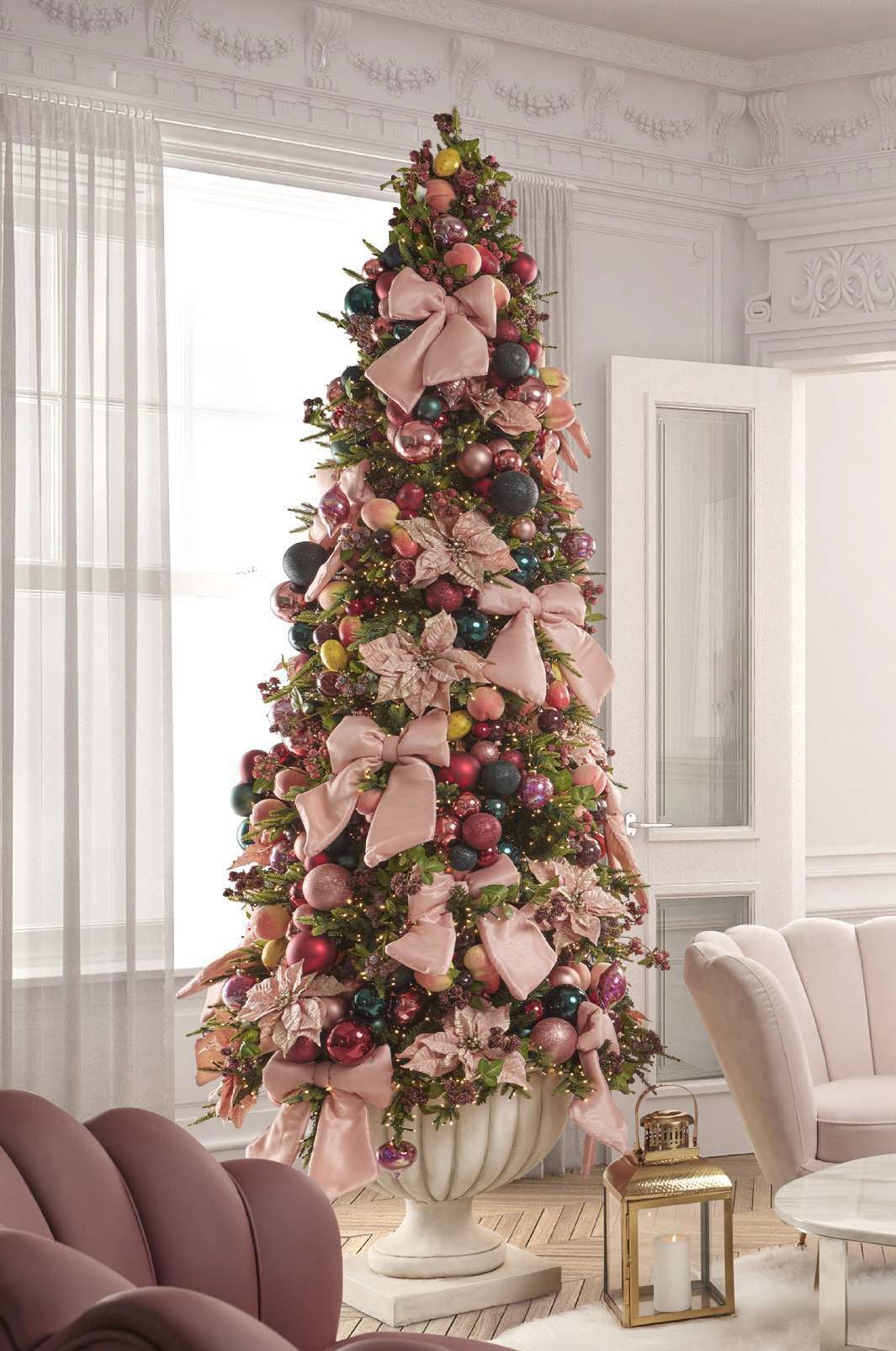 Base a forma di coppa in resinpietra (effetto cemento) decorato a righe di colore avorio, design Enzo De Gasperi. Ideale per montare sopra un albero di Natale alto max 210 cm. tubo innesto in metallo diam. 38 mm Peso coppa 21 Kg Dimensioni: H cm 55 - Ø cm 54 Uso interno. In negozio e online su tuttochic.it