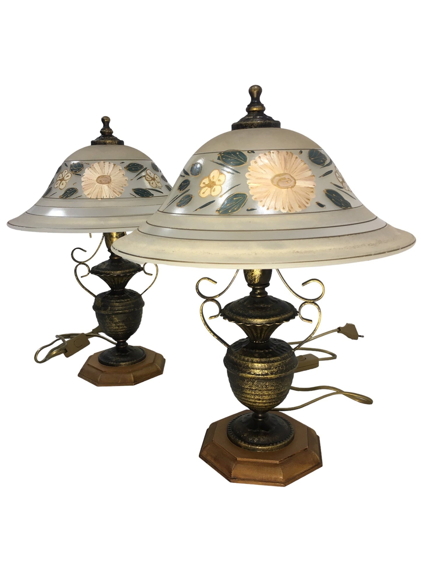 Set di 2 lampade da tavolo in stile classico in metallo di colore bronzo e oro, base in legno di forma ottagonale e coppa in vetro sabbiato decorato a mano. Funzionano con una lampadina attacco piccolo E14 (non inclusa). Dimensioni: cm 31 x 42 h - base cm 14 x 14. In negozio e online su tuttochic.it