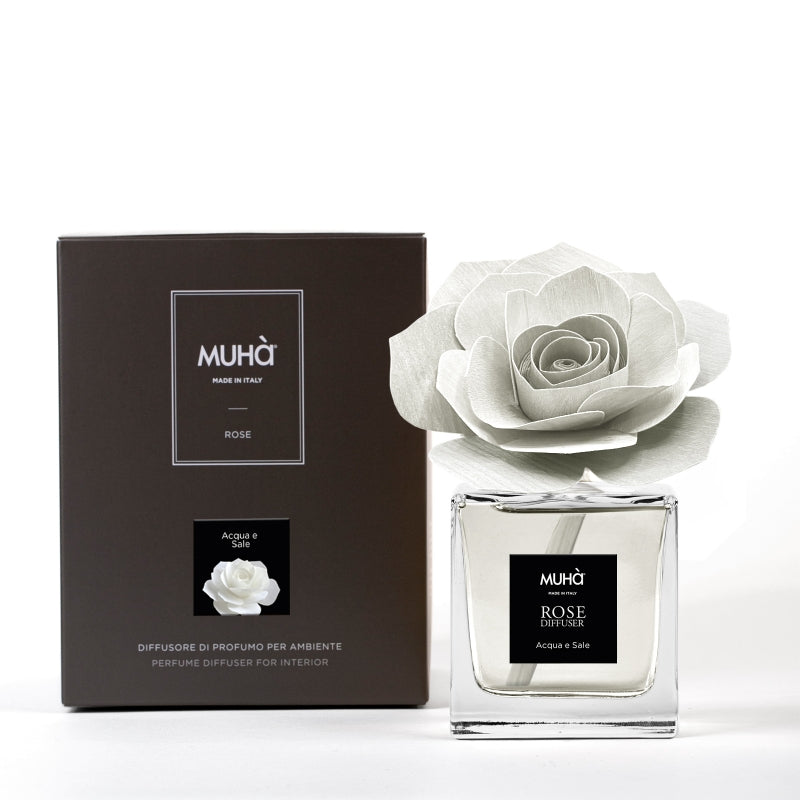 Profumatore d'ambiente in bottiglia di vetro con diffusore a forma di rosa in legno di betulla realizzato a mano. Completo di essenza 200 ml ACQUA E SALE La fragranza sprigiona la freschezza della brezza del mare carica di ozono e dei profumi di anice e sale... In negozio e online su tuttochic.it