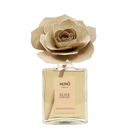 Profumatore d'ambiente in bottiglia di vetro con diffusore a forma di rosa in legno di betulla realizzato a mano. Completo di essenza 200 ml VANIGLIA E AMBRA PURA La morbida fragranza delle note calde della mirra, richiama alla mente atmosfere lontane e mistiche, e... In negozio e online su tuttochic.it