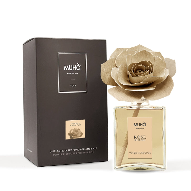 Profumatore d'ambiente in bottiglia di vetro con diffusore a forma di rosa in legno di betulla realizzato a mano. Completo di essenza 200 ml VANIGLIA E AMBRA PURA La morbida fragranza delle note calde della mirra, richiama alla mente atmosfere lontane e mistiche, e... In negozio e online su tuttochic.it