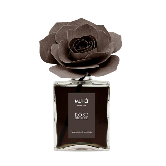 Profumatore d'ambiente in bottiglia di vetro con diffusore a forma di rosa in legno di betulla realizzato a mano. Completo di essenza 200 ml VANIGLIA E LIQUIRIZIA Profumo deciso, inebriante e moderno. La combinazione della liquirizia nera con la delicatezza della vaniglia... In negozio e online su tuttochic.it