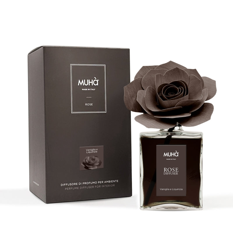 Profumatore d'ambiente in bottiglia di vetro con diffusore a forma di rosa in legno di betulla realizzato a mano. Completo di essenza 200 ml VANIGLIA E LIQUIRIZIA Profumo deciso, inebriante e moderno. La combinazione della liquirizia nera con la delicatezza della vaniglia... In negozio e online su tuttochic.it