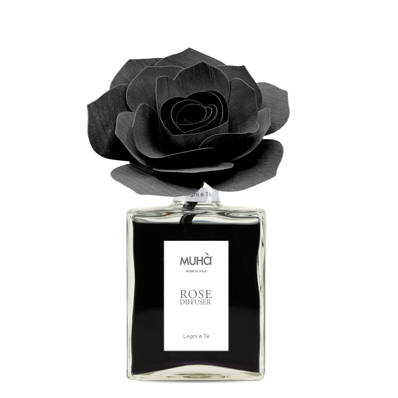 Profumatore d'ambiente in bottiglia di vetro con diffusore a forma di rosa in legno di betulla realizzato a mano. Completo di essenza 200 ml LEGNI E TÈ Ricordi di un souk d’oriente sono evocati dal profumo agrumato del bergamotto e dell’arancia che si espandono leggeri sorretti da... In negozio e online su tuttochic.it