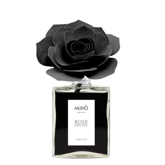 Profumatore d'ambiente in bottiglia di vetro con diffusore a forma di rosa in legno di betulla realizzato a mano. Completo di essenza 200 ml LEGNI E TÈ Ricordi di un souk d’oriente sono evocati dal profumo agrumato del bergamotto e dell’arancia che si espandono leggeri sorretti da... In negozio e online su tuttochic.it