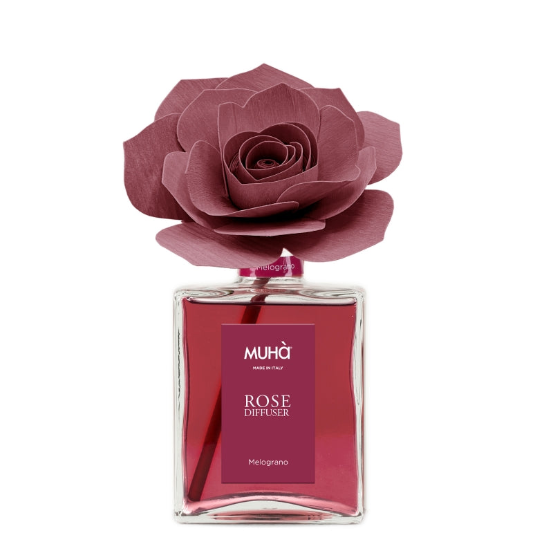 Profumatore d'ambiente in bottiglia di vetro con diffusore a forma di rosa in legno di betulla realizzato a mano. Completo di essenza 200 ml MELOGRANO L’intenso profumo dell’arancio si alterna alla delicata fragranza di pesca ed al fresco sentore del melone riportando alla mente... In negozio e online su tuttochic.it